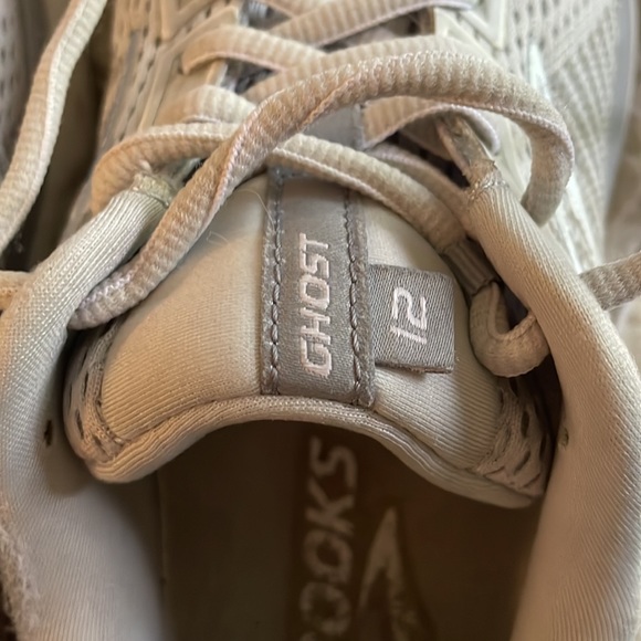 Brooks light gray Ghost 12 women’s running shoes - Picture 5 of 12